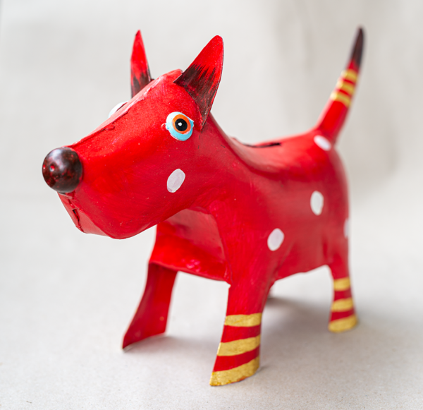 Dekorative Metall-Spardose Hund rot mit Punkten